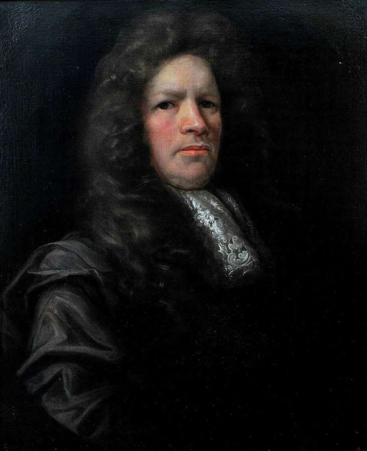 C. 1700 LARGE OIL PORTRAIT OF A GENTLEMAN IN OVAL OLD MASTER PAINTING